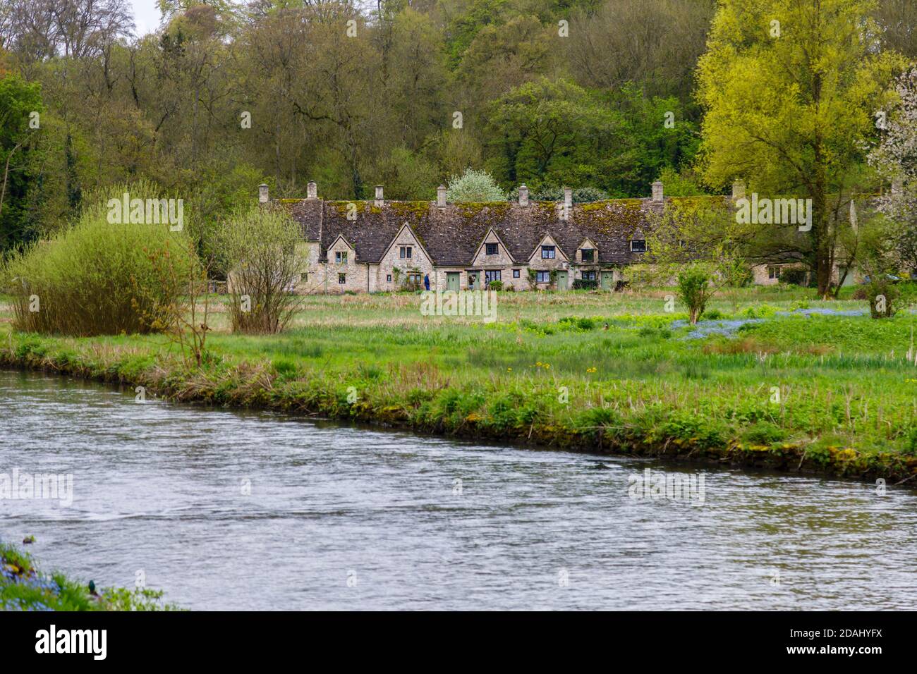 Vue d'Arlington Row sur le Rover Coln à Bibury, un petit village préservé de Gloucestershire, dans les Cotswolds Banque D'Images