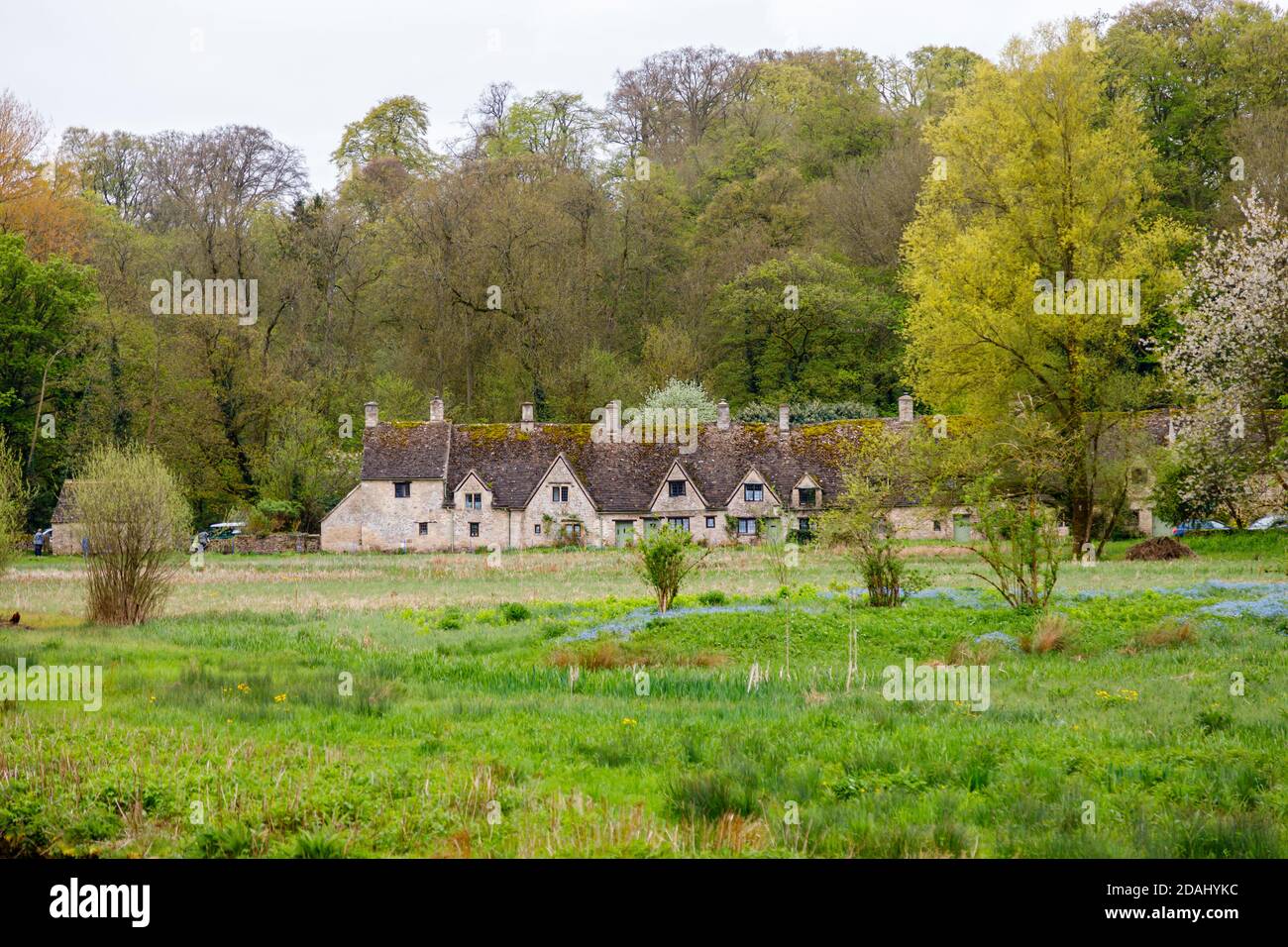 Vue sur les cottages en pierre traditionnels d'Arlington Row à Bibury, un petit village préservé de Gloucestershire, dans les Cotswolds Banque D'Images