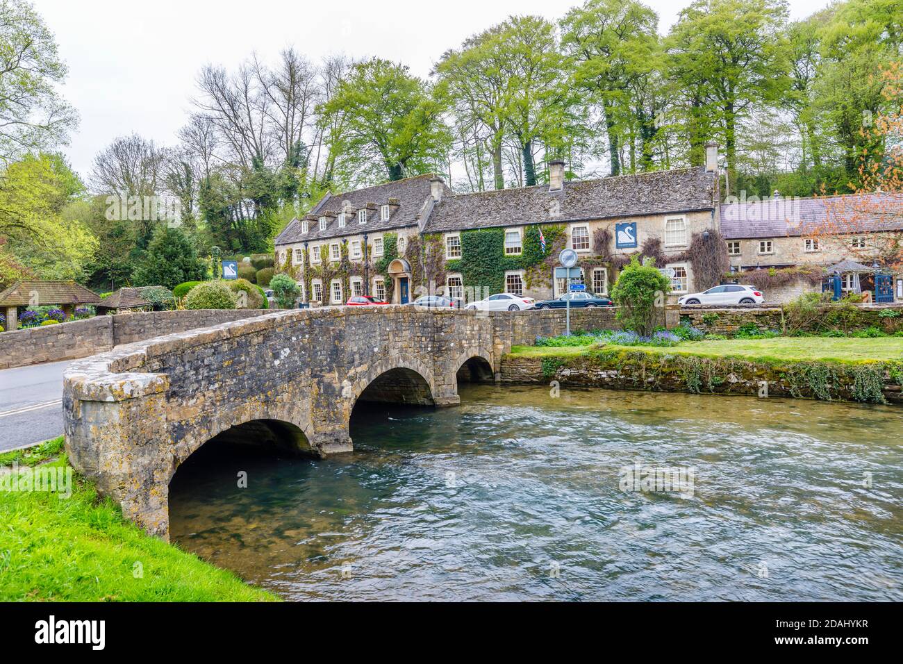 Le Swan Hotel et le pont de pierre Cotswold au-dessus de la rivière Coln à Bibury, un petit joli village préservé Gloucestershire, dans les Cotswolds Banque D'Images