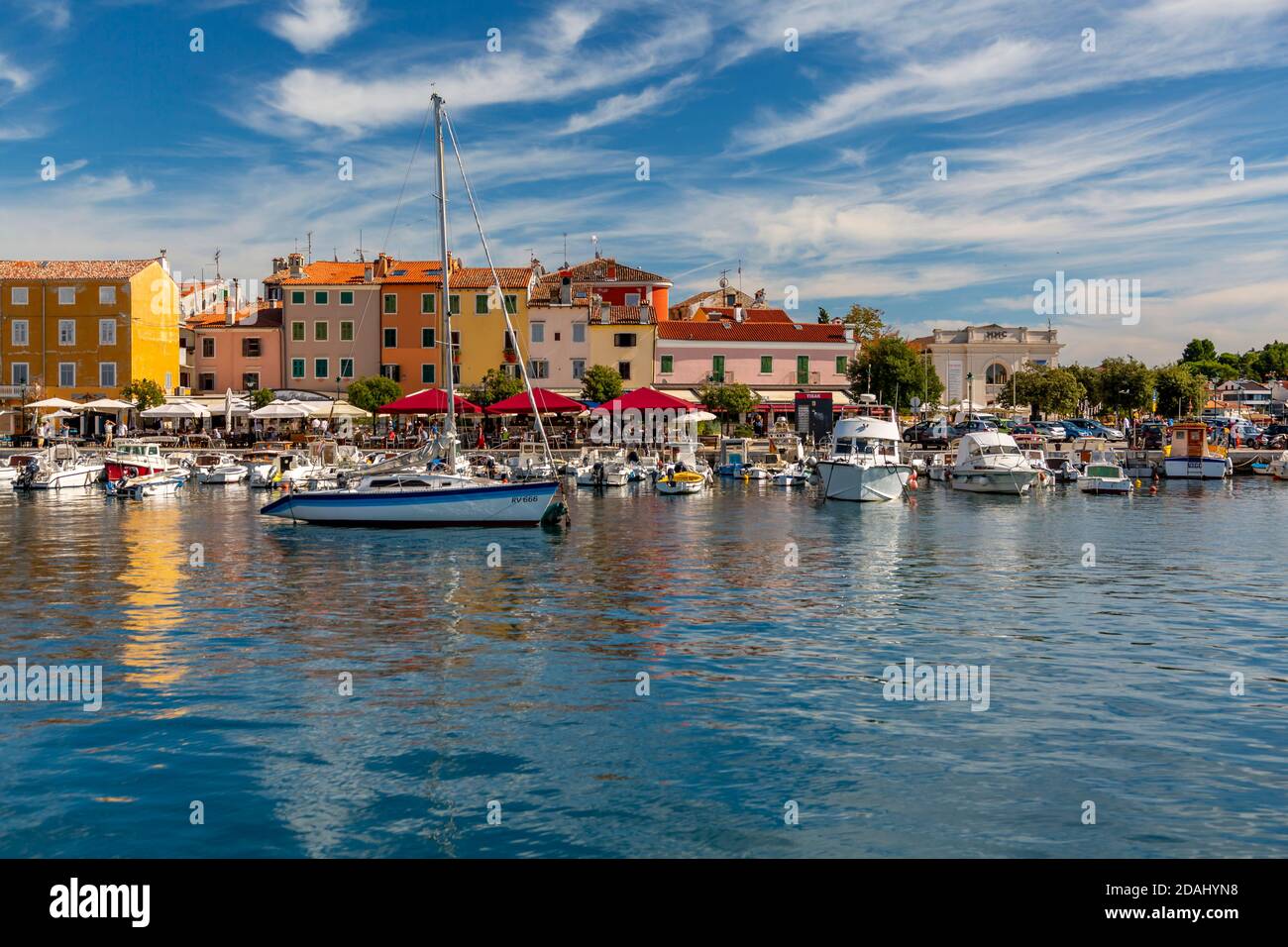 Vue sur le port et les bâtiments colorés de la vieille ville de Rovinj, Croatie, Mer Adriatique, Istrie, Croatie, Europe Banque D'Images