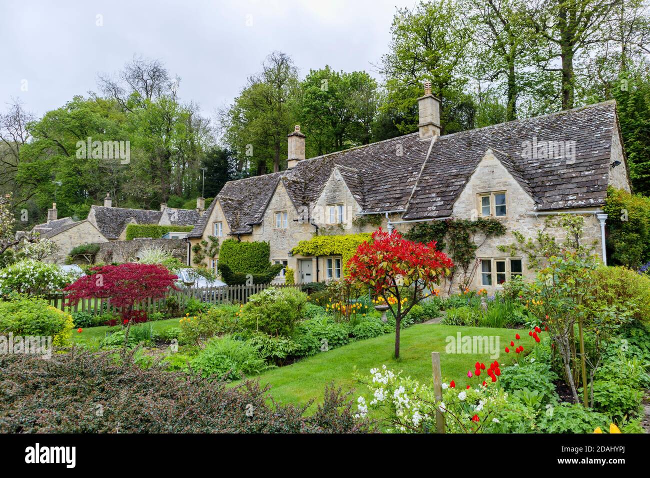 Cotswold traditionnel belles maisons mitoyennes en pierre et jardins à l'avant Le village de Bibury dans les Cotswolds de Gloucestershire Banque D'Images