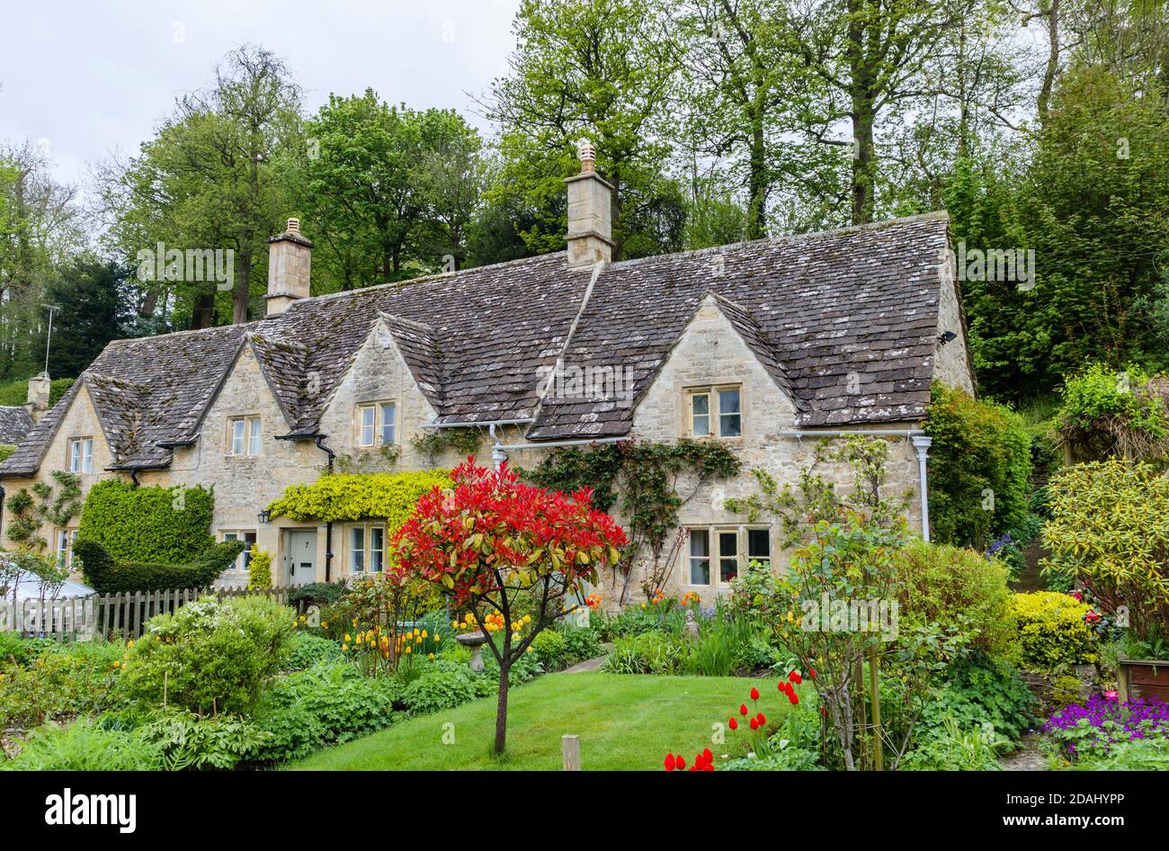 Cotswold traditionnel belles maisons mitoyennes en pierre et jardins à l'avant Le village de Bibury dans les Cotswolds de Gloucestershire Banque D'Images