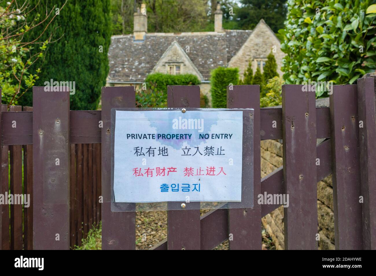 Propriété privée, pas de signe d'entrée en caractères japonais, chinois et coréens sur la porte d'entrée d'un chalet dans le village de Bibury, Cotswolds Banque D'Images