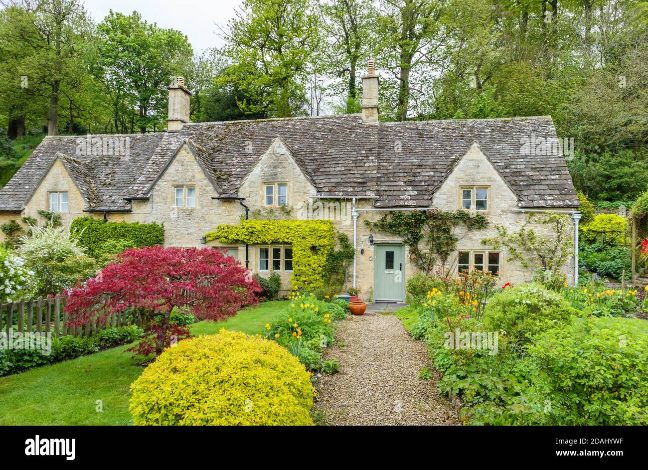 Cotswold traditionnel belles maisons mitoyennes en pierre et jardins à l'avant Le village de Bibury dans les Cotswolds de Gloucestershire Banque D'Images
