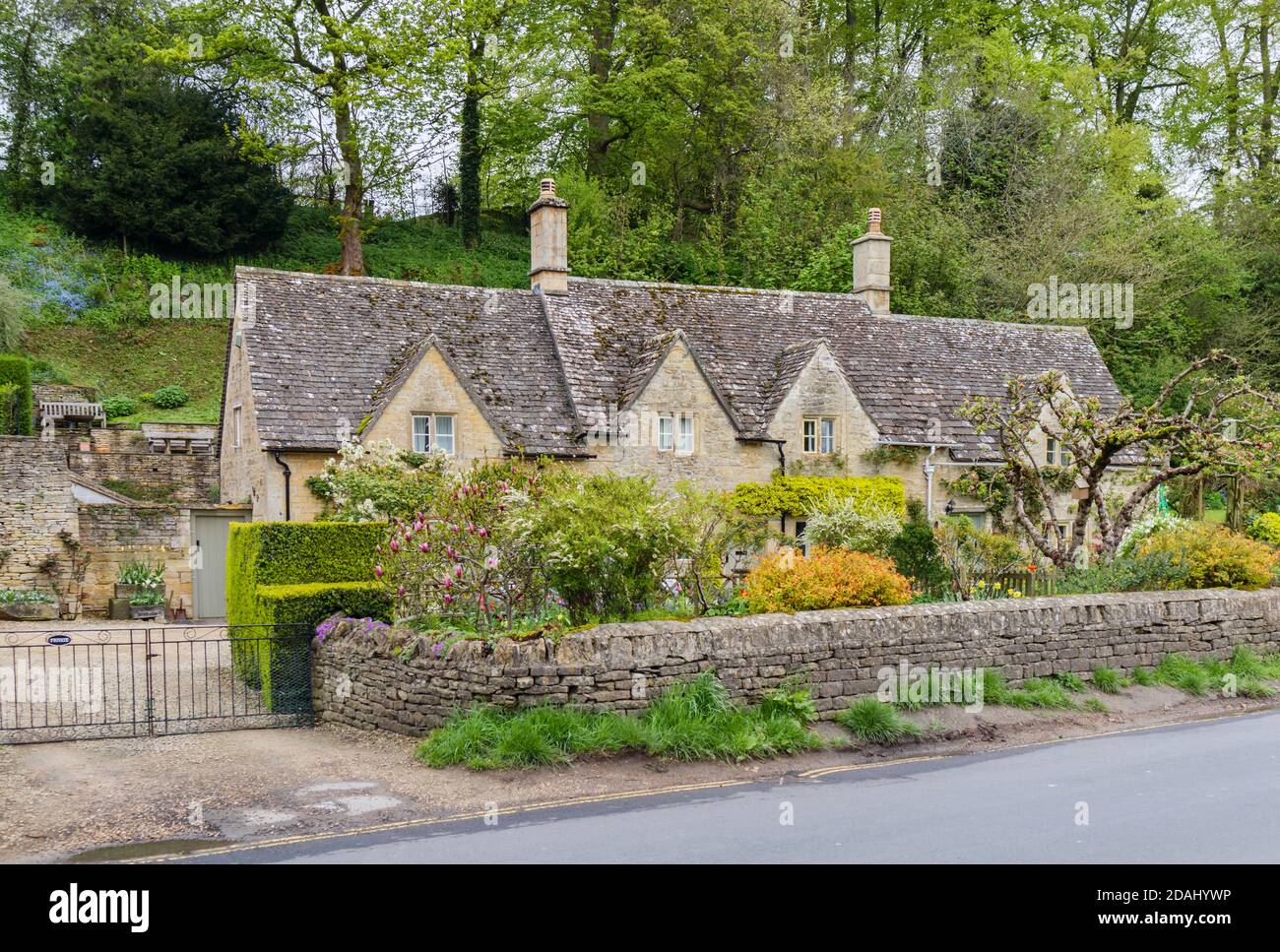 Cotswold traditionnel belles maisons mitoyennes en pierre et jardins à l'avant Le village de Bibury dans les Cotswolds de Gloucestershire Banque D'Images