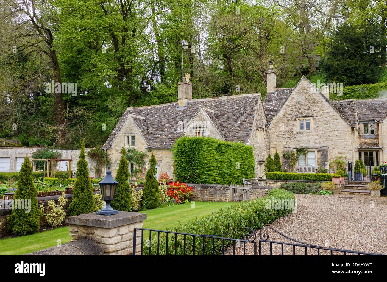 Cotswold traditionnel belles maisons mitoyennes en pierre et jardins à l'avant Le village de Bibury dans les Cotswolds de Gloucestershire Banque D'Images