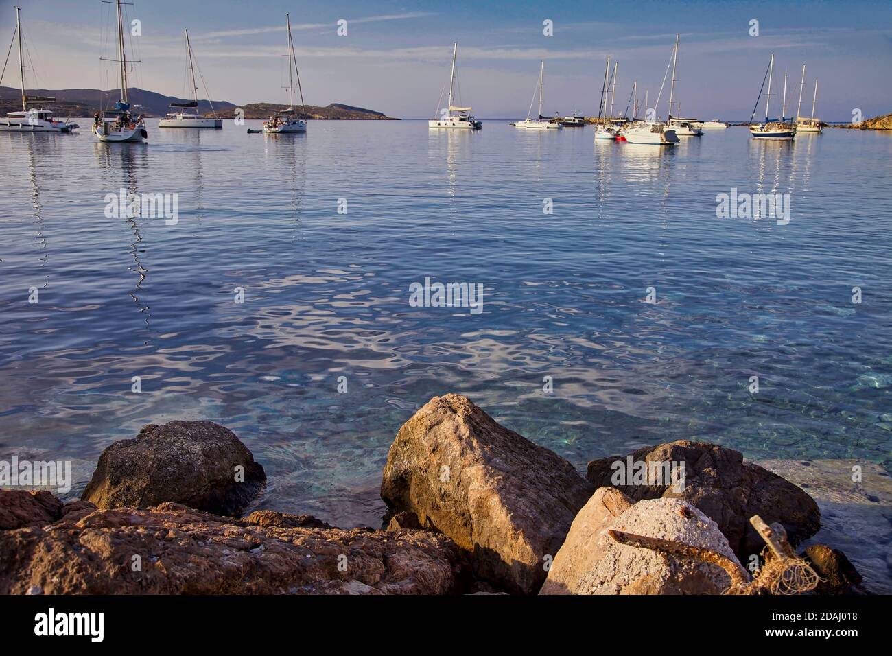 Bateaux ancrés dans la baie. Copier l'espace. Vue sur le port de la Finika sur la côte de Syros en Grèce Banque D'Images