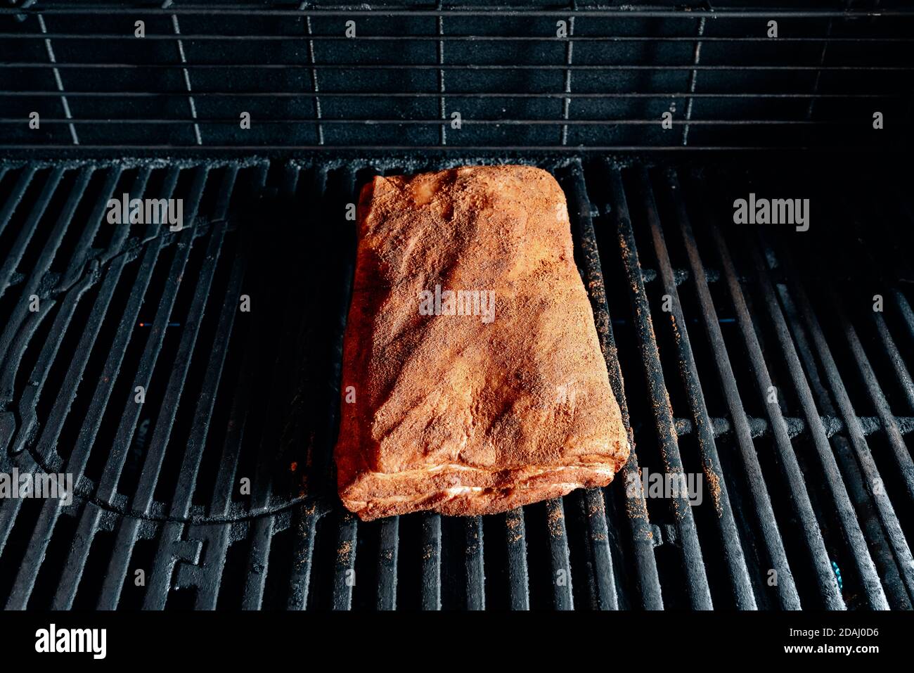 cuisson lente des côtes avec du bacon sur le gril Banque D'Images