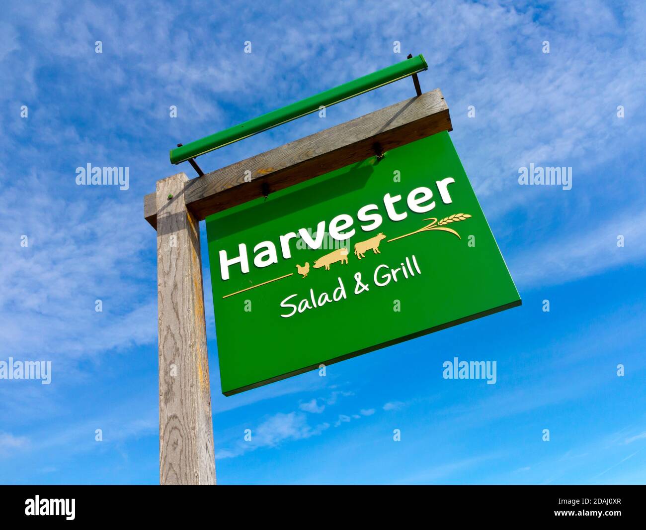 Panneau à l'extérieur d'une salade et d'un grill Harvester faisant partie d'une chaîne de plus de deux cents bars et restaurants au Royaume-Uni servant de la nourriture et des boissons. Banque D'Images