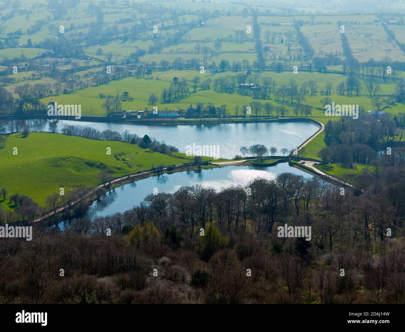 Vue vers le bas vers le réservoir de bec de Tegs et le réservoir de bas Près de Tegs Nose Country Park près de Macclesfield East Cheshire England ROYAUME-UNI Banque D'Images