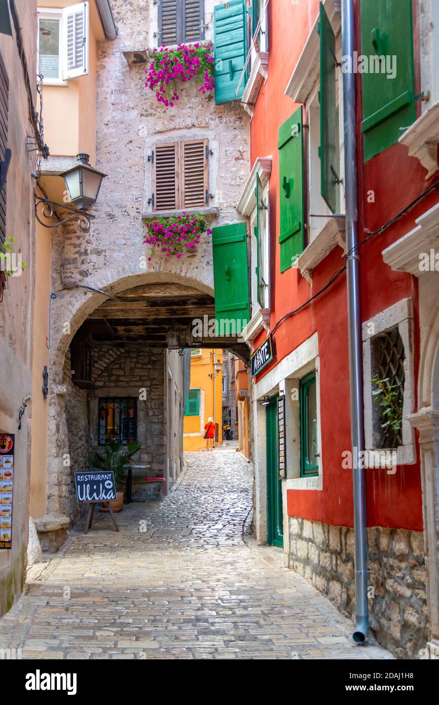 Vue de la rue pavée de la vieille ville de Rovinj, la Mer Adriatique Croate, Istrie, Croatie, Europe Banque D'Images