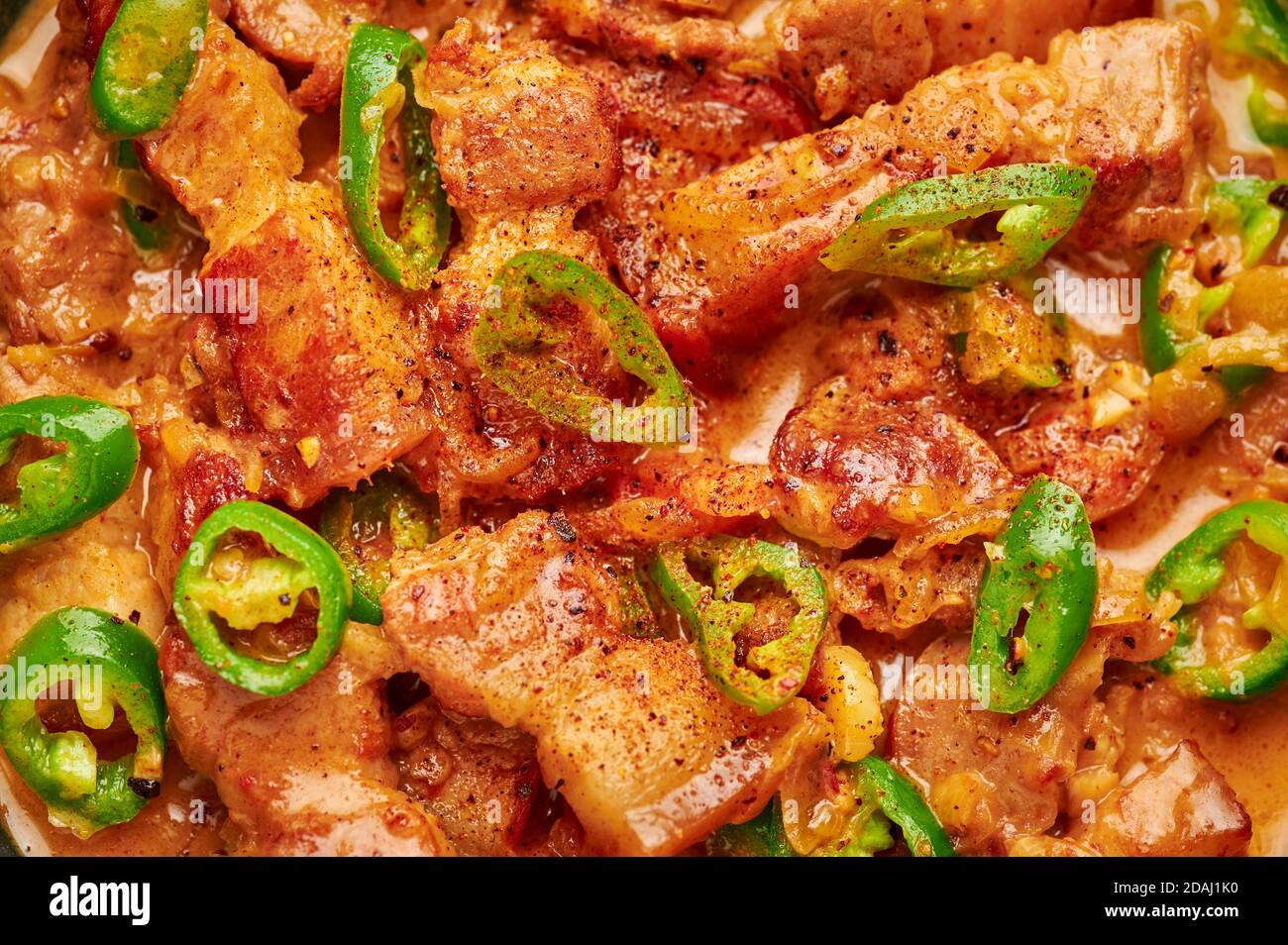 Vue rapprochée de Bicol Express. Cuisine philippine poitrine de porc épicée noix de coco lait curry. Cuisine asiatique. Banque D'Images