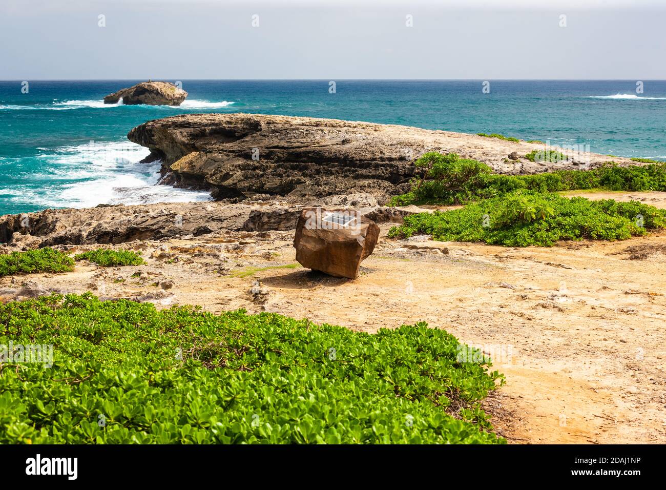 Laie point State Wayside, péninsule sur la côte est d'Oahu, Hawaï, avec marquage historique sur un rocher. Banque D'Images