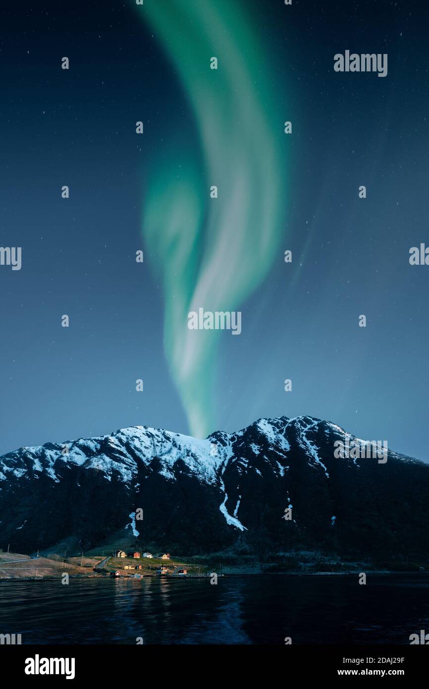 Aurora borealis et paysage de montagne avec petit village norvégien Banque D'Images