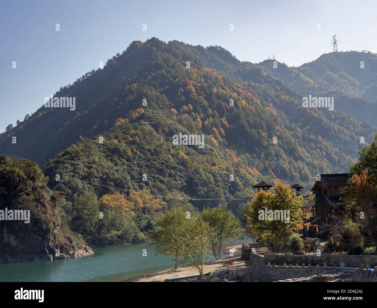 Lishui. 12 novembre 2020. Photo prise le 12 novembre 2020 montre le paysage autour de la rivière Xiaoxi dans le comté autonome de Jingning She dans la province de Zhejiang en Chine orientale. Ces dernières années, les autorités locales du comté de Jingning ont renforcé sa gestion de la protection des forêts autour de la rivière Xiaoxi et ont continuellement amélioré l'environnement écologique local. Credit: Li Suren/Xinhua/Alay Live News Banque D'Images