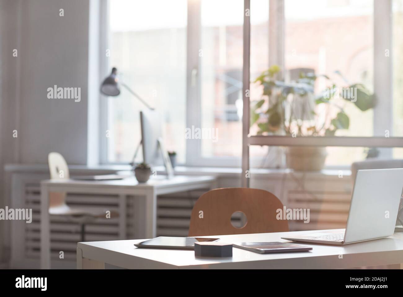 Image d'un bureau vide moderne avec bureau et ordinateur portable Banque D'Images