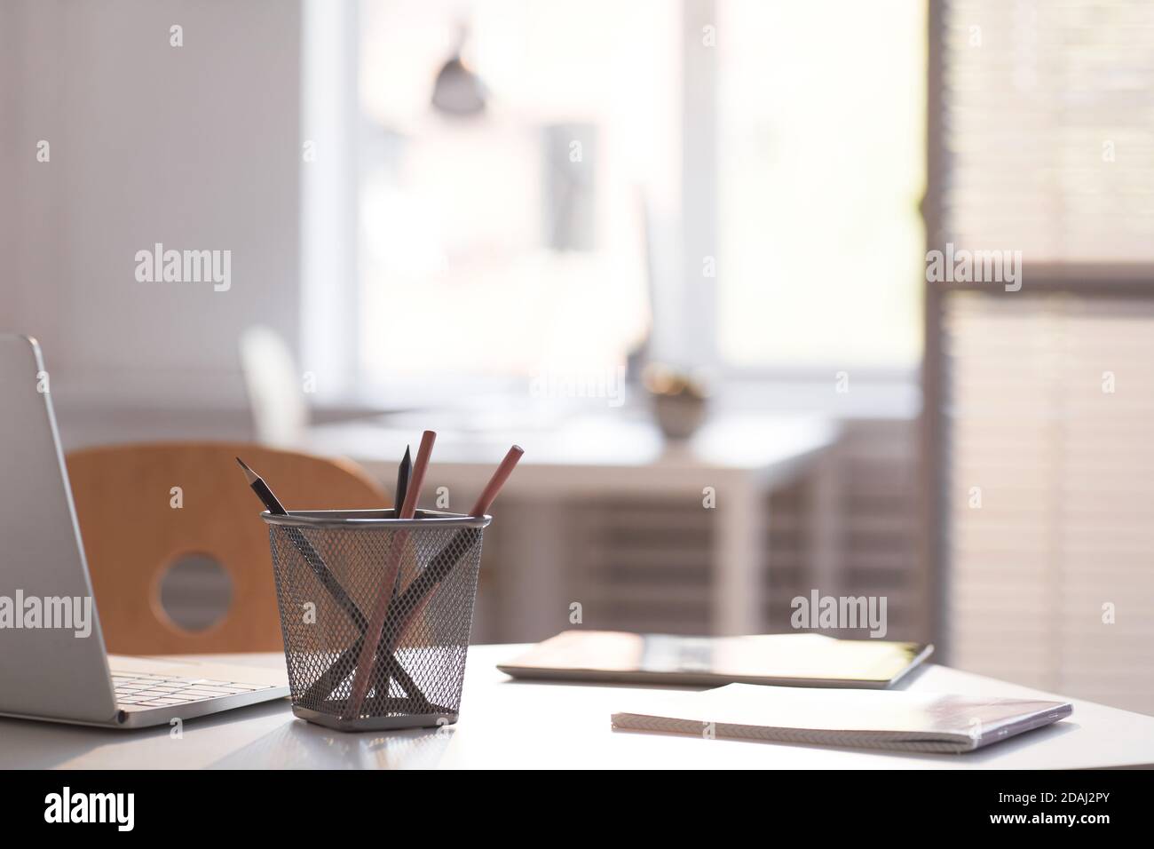 Gros plan sur le bureau avec tablette numérique pour ordinateur portable et bloc-notes au bureau Banque D'Images