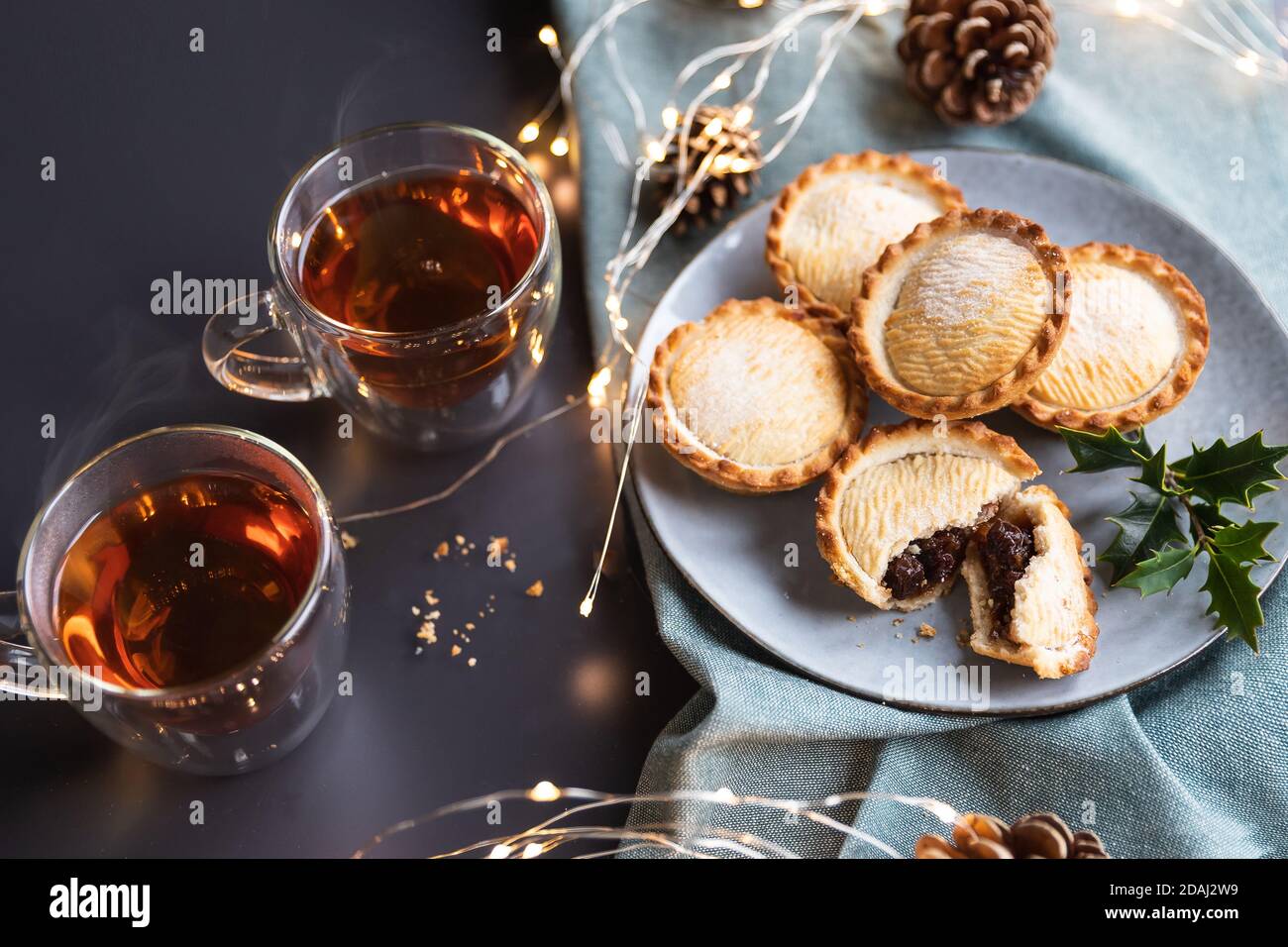 hachez les tartes sur une plaque prise par le dessus. Une tarte à la menthe est une tarte traditionnelle de Noël, remplie d'un mélange de fruits secs et d'épices. Banque D'Images
