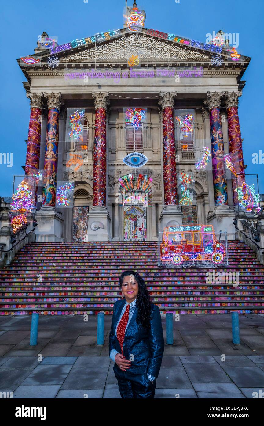 Londres, Royaume-Uni. 13 novembre 2020. Se souvenir d'un nouveau monde brave - Tate Britain Winter Commission, conçu par l'artiste britannique Chla Kumari Singh Burman (en photo). L'installation technicolor de Burman, pour la façade de Tate Britain, fait référence à la mythologie, Bollywood, le féminisme radical, l'activisme politique et les souvenirs de famille liés à une célébration de la lumière néon et de la couleur tourbillonnante. C'est le quatrième de la série de commissions de plein air de Tate Britain à marquer la saison d'hiver. Crédit : Guy Bell/Alay Live News Banque D'Images