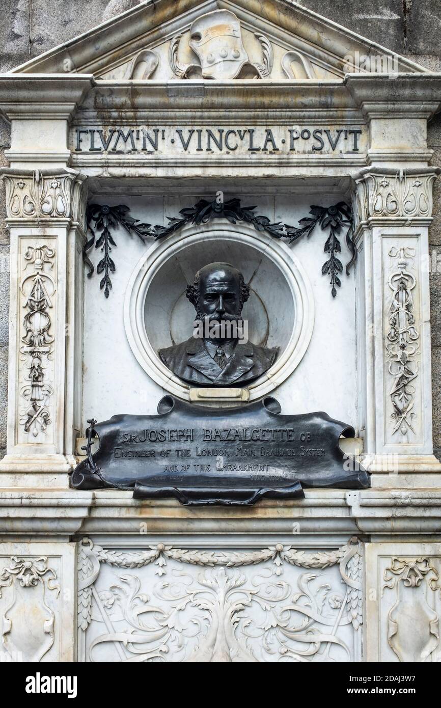 Buste commémoratif et plaque incrustée dans le mur du remblai, commémorant Sir Joseph Bazalgette, ingénieur du système de drainage principal de Londres. Banque D'Images
