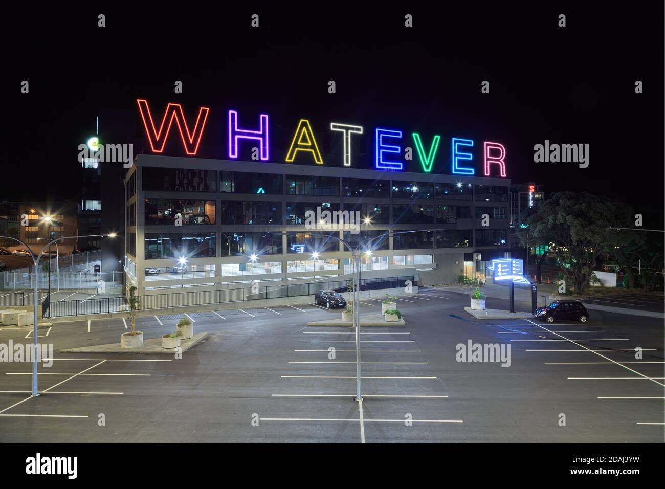 Enseigne au néon géant lisant « TOUT » dans un bâtiment d'Auckland, en Nouvelle-Zélande, une œuvre d'art publique de l'artiste Martin Creed Banque D'Images