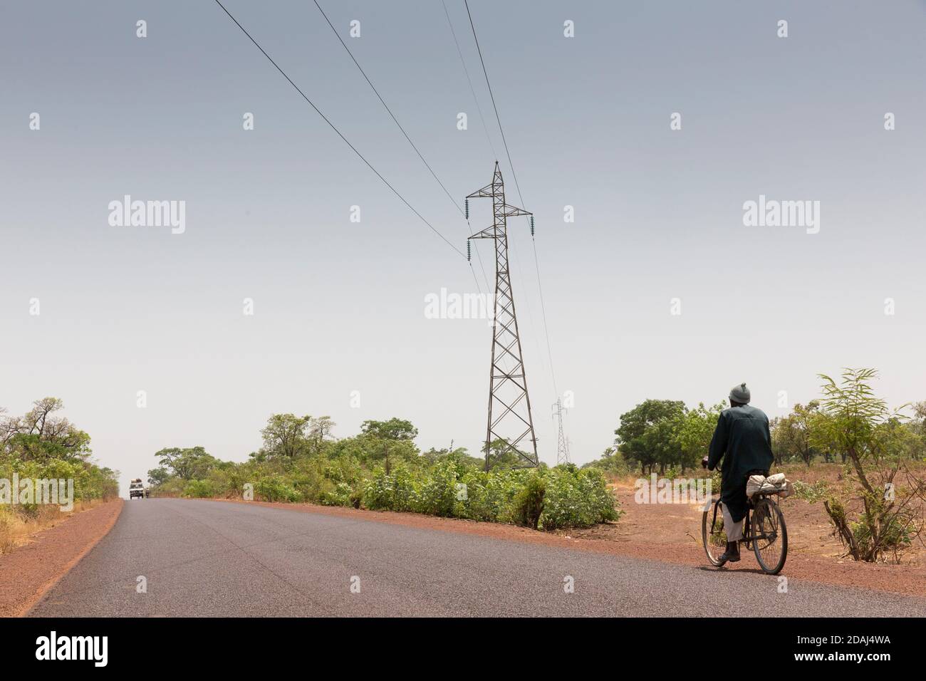 Selingue (Mali), le 25 avril 2015; les pylônes d'électricité distribuent l'électricité du barrage de Seligue. Banque D'Images