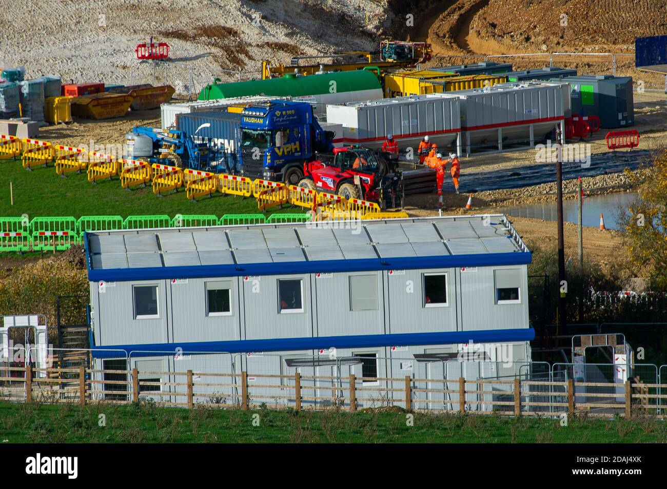 Chalfont St Giles, Buckinghamshire, Royaume-Uni. 12 novembre 2020. La construction de l'axe de ventilation. HS2 réalise des travaux de construction pour l'arbre de ventilation et la tête de maison de Chalfont St Giles HS2 sur les terres agricoles qui ont fait l'objet d'un bon de commande obligatoire. Un tunnel de 10 km doit être coupé à travers les Chalfonts et les Chilterns an AONB. Il y aura cinq arbres de ventilation. Les travaux de construction et la construction d'une route d'accès causent beaucoup de déconcentration et de stress aux résidents locaux à proximité du site, car les routes de campagne sont enraillées avec des HVG et des machines. Crédit : Maureen McLean Banque D'Images