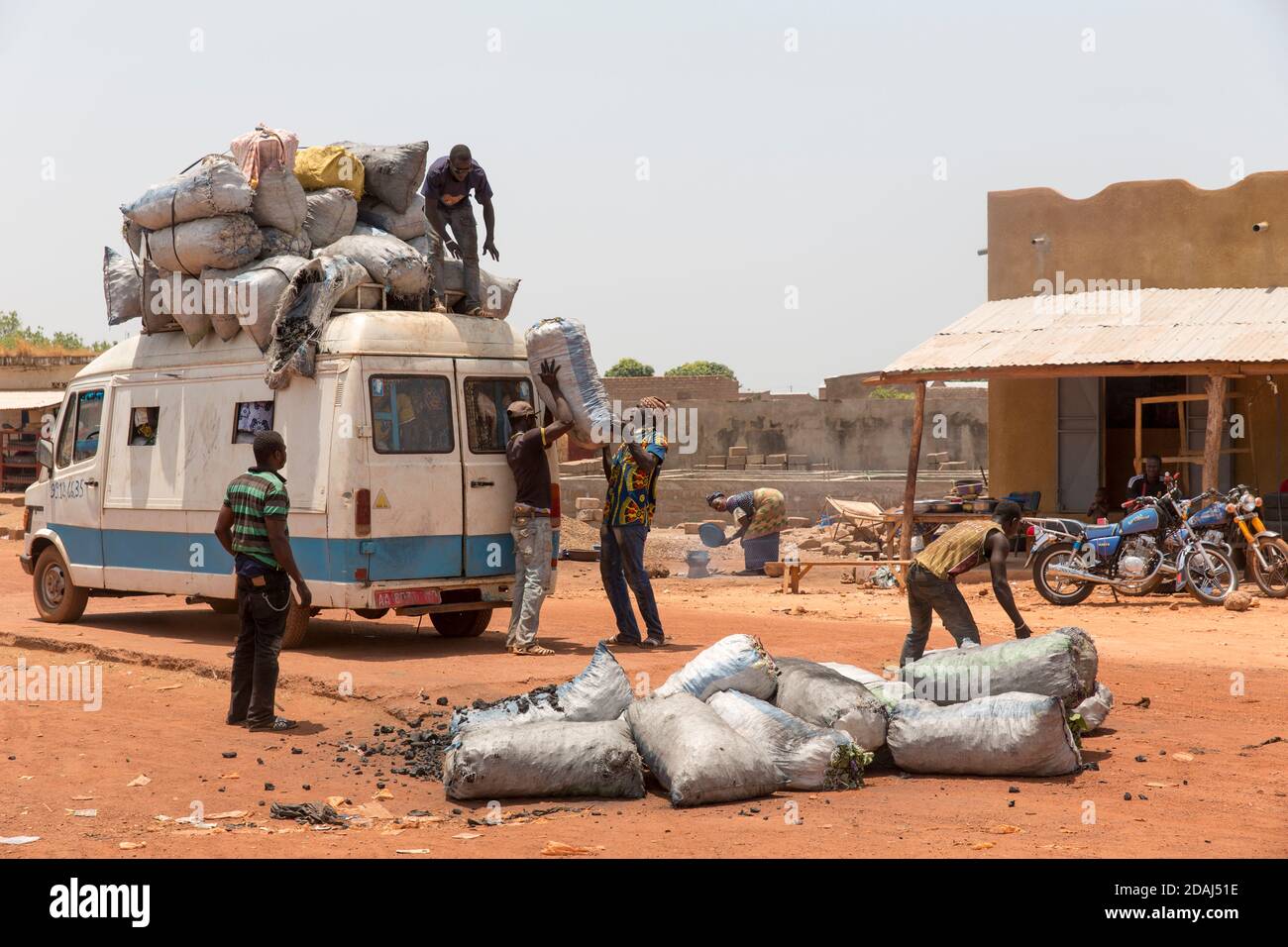 Selingue, Mali, le 25 avril 2015 ; le jour du marché à Selingue, les bus sont surchargés de sacs de charbon de bois pour le transport vers Bamako. Banque D'Images