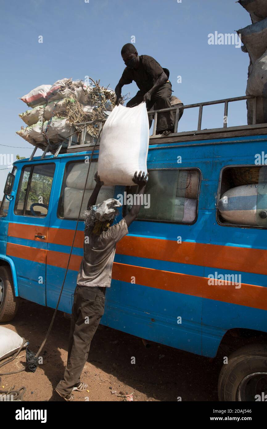 Selingue, Mali, le 25 avril 2015 ; le jour du marché à Selingue, les bus sont surchargés de sacs de charbon de bois pour le transport vers Bamako. Banque D'Images