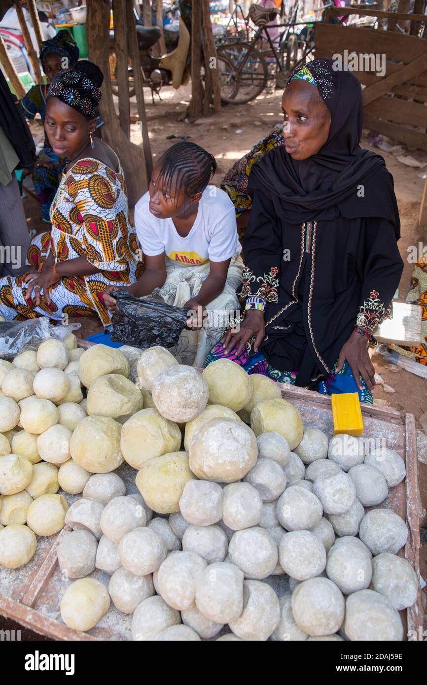 Selingue, Mali, 25 avril 2015; Awa Diallo, qui vend du savon traditionnel.  Elle achète des lots