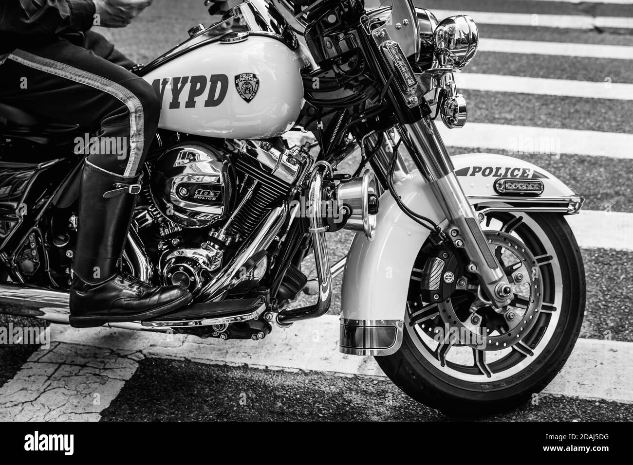 Nypd new york city motorcycle Banque d'images noir et blanc - Alamy