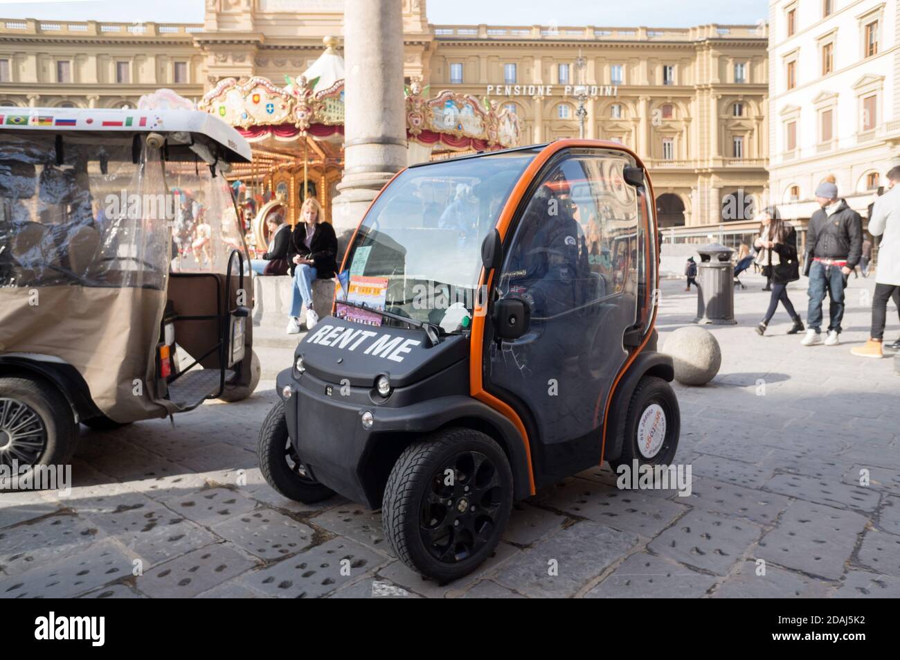 Voiture électrique à louer est en attente pour les touristes sur la place de la République (ital. Piazza della Repubblica). Banque D'Images