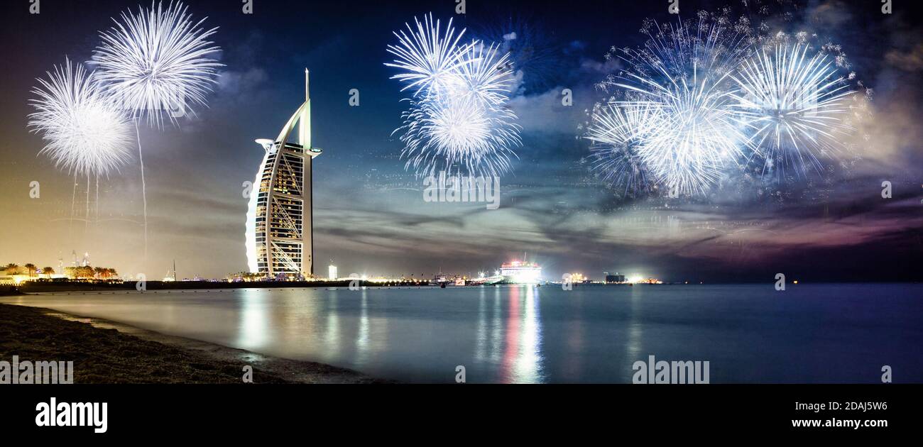 D'artifice autour de Burj Al Arab - Nouvelle destination exotique de l'année, DUBAÏ, ÉMIRATS ARABES UNIS Banque D'Images