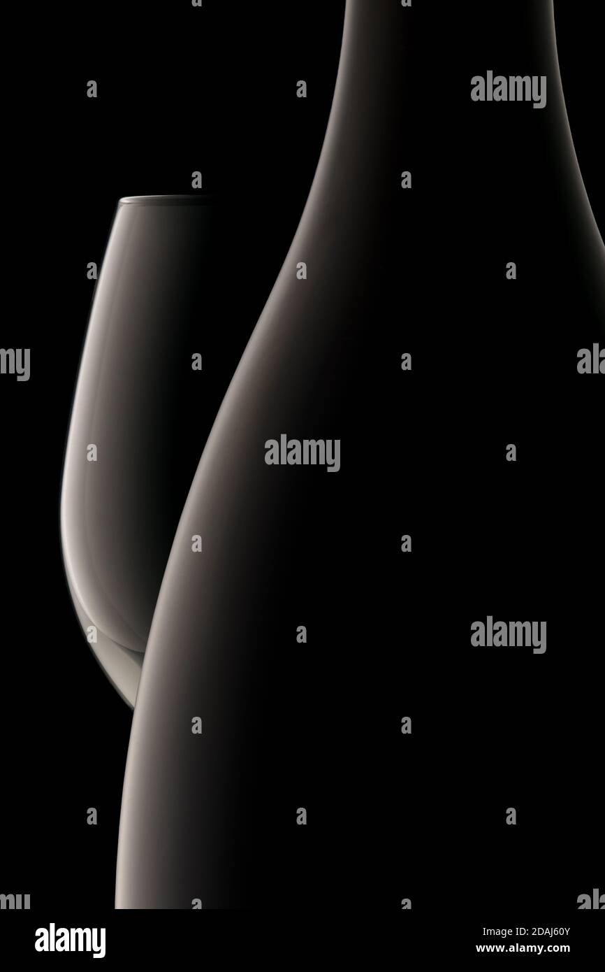 silhouette d'une bouteille de vin et d'un verre sur fond noir Banque D'Images