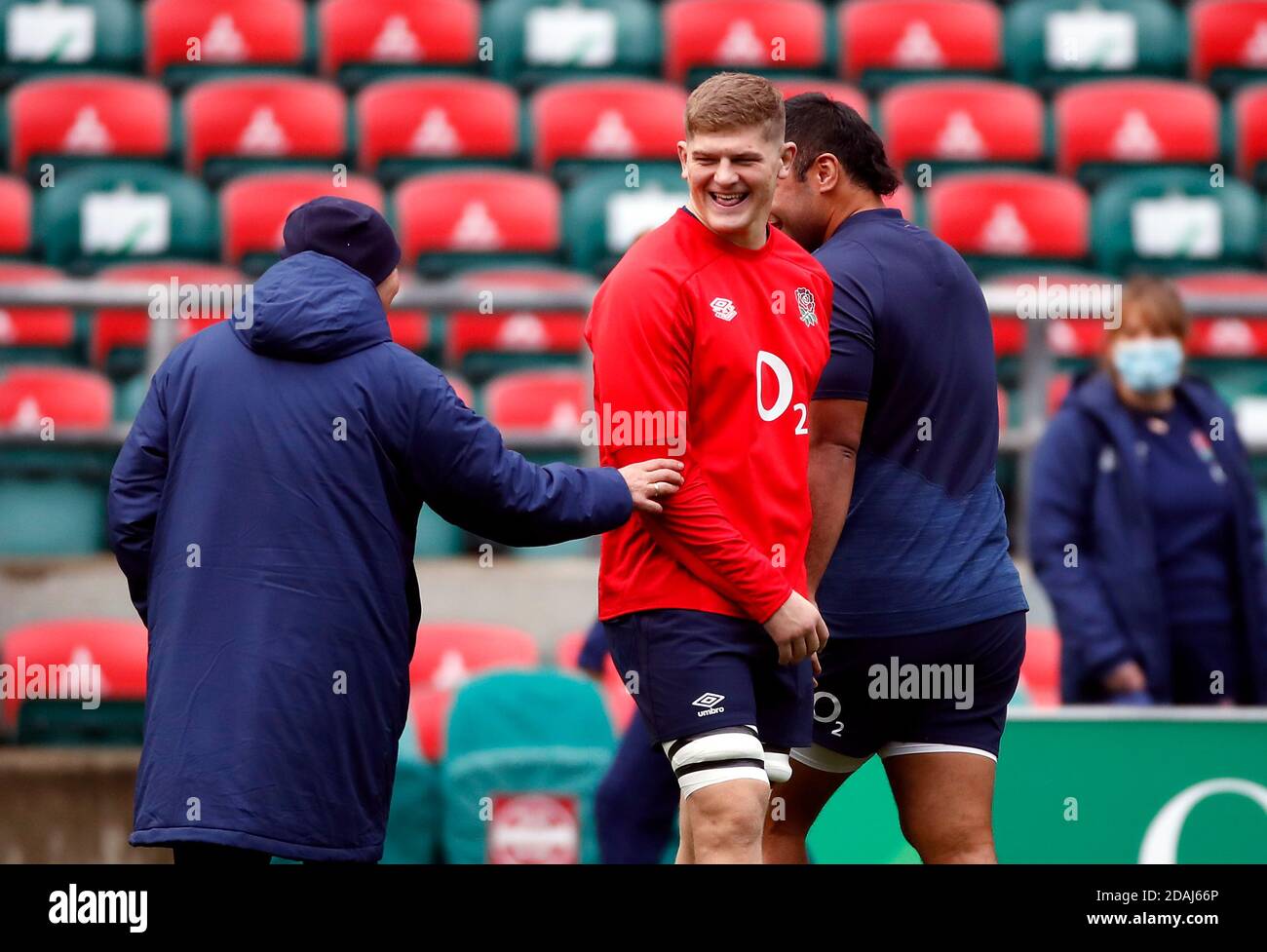 Jack Willis (au centre), entraîneur-chef Eddie Jones et Billy Vunipola (à droite) pendant la séance d'entraînement à Twickenham, Londres. Banque D'Images