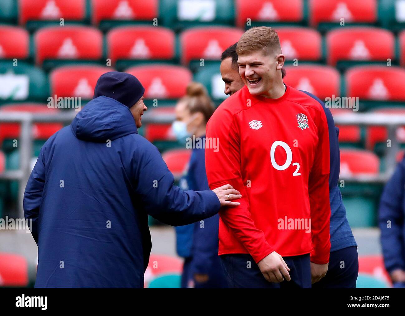Jack Willis (centre), entraîneur-chef Eddie Jones et Billy Vunipola (arrière-plan) pendant la séance d'entraînement à Twickenham, Londres. Banque D'Images