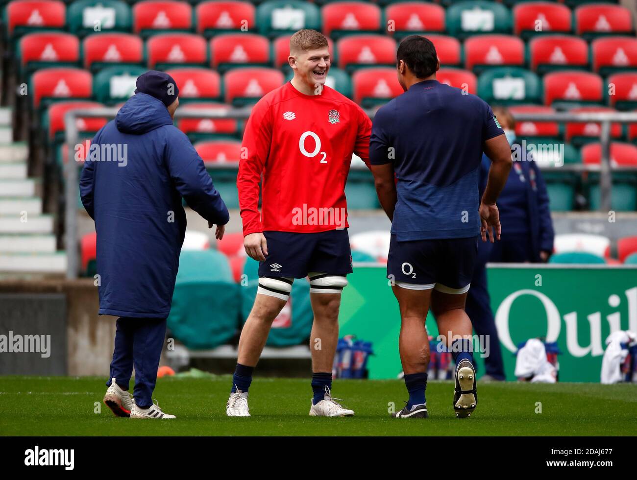Jack Willis (au centre), entraîneur-chef Eddie Jones et Billy Vunipola (à droite) pendant la séance d'entraînement à Twickenham, Londres. Banque D'Images