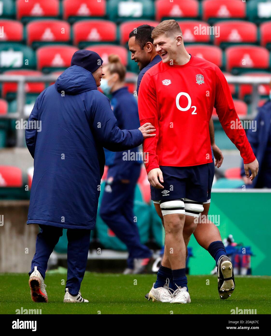 Jack Willis (centre), entraîneur-chef Eddie Jones et Billy Vunipola (arrière-plan) pendant la séance d'entraînement à Twickenham, Londres. Banque D'Images