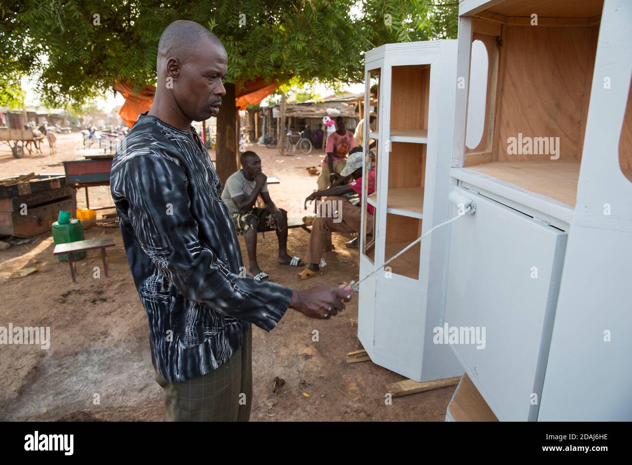 Selingue, Mali, 25 avril 2015 ; Carpenter Morike Doumbia, 47, travaille comme menuisier depuis qu'il a 11 ans. Banque D'Images