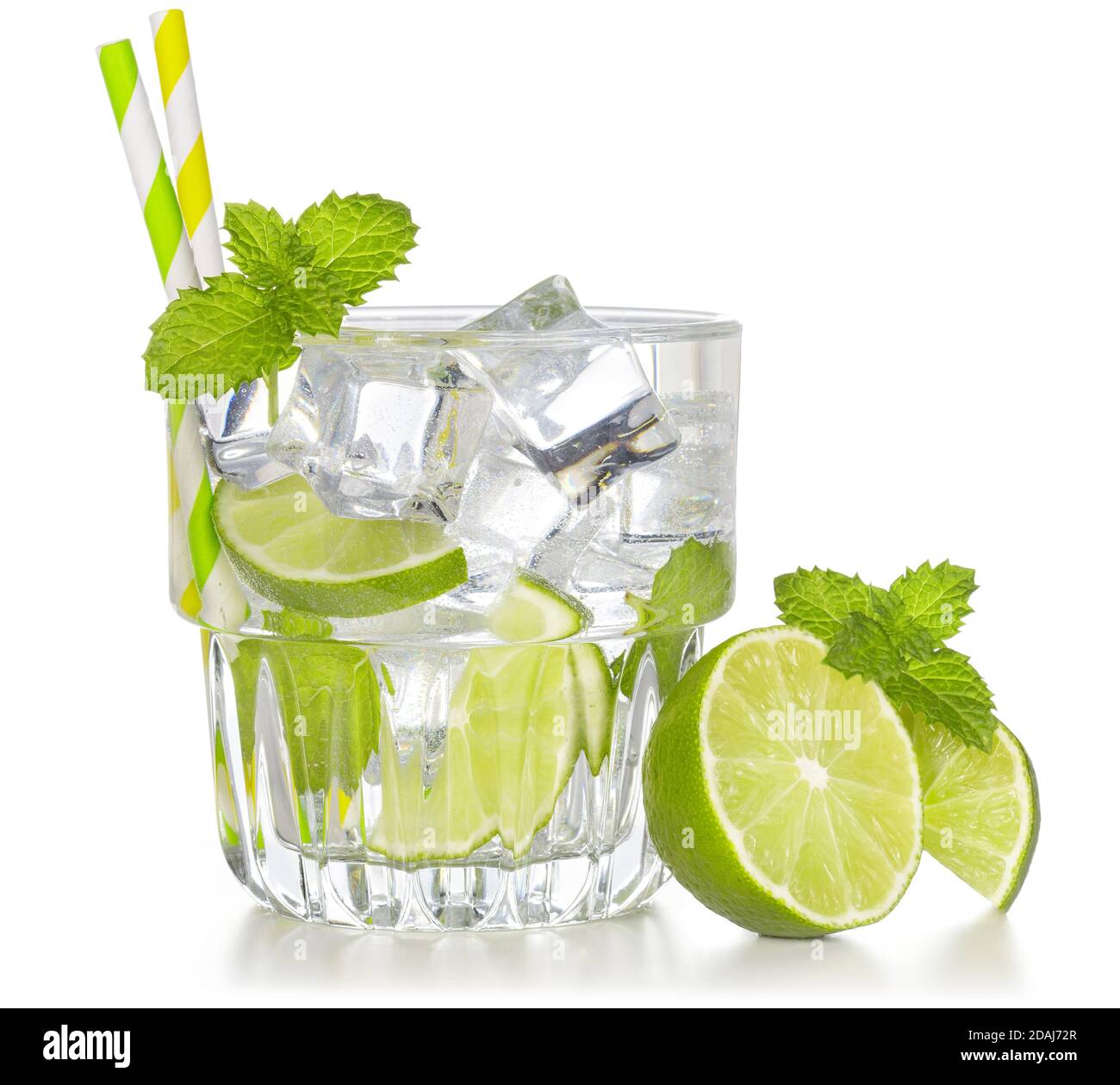 cocktail mojito avec menthe et citron vert isolés sur blanc Banque D'Images