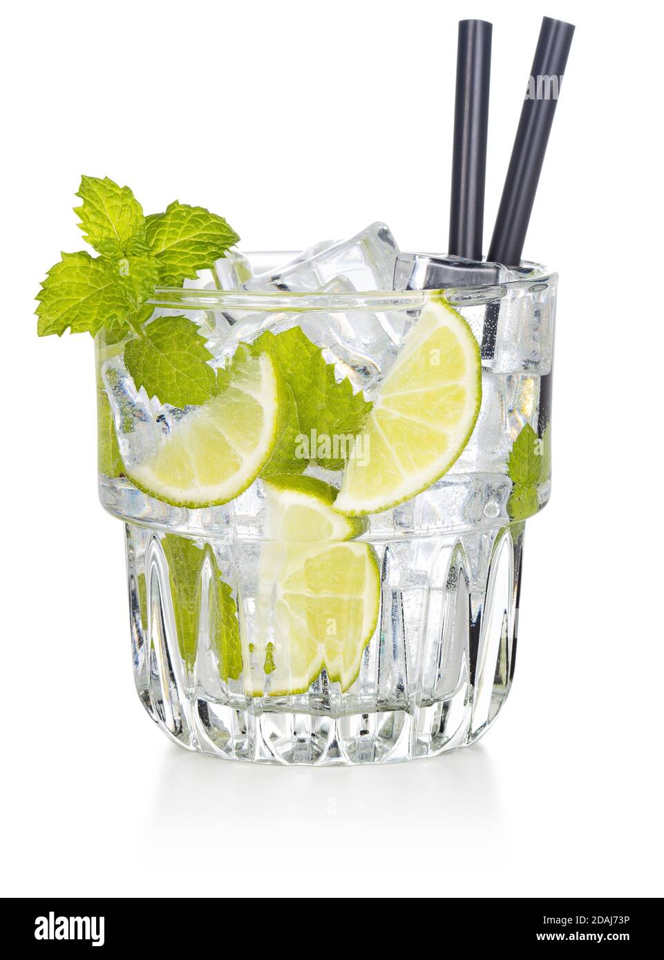 verre à cocktail citron vert et menthe isolé sur fond blanc Banque D'Images