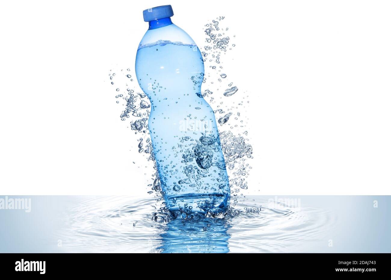 bouteille d'eau bleue et bulles au-dessus de l'onde ondulée isolée sur blanc Banque D'Images