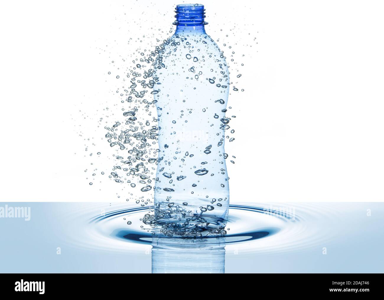 bouteille d'eau et bulles au-dessus de l'onde ondulée isolée sur blanc Banque D'Images