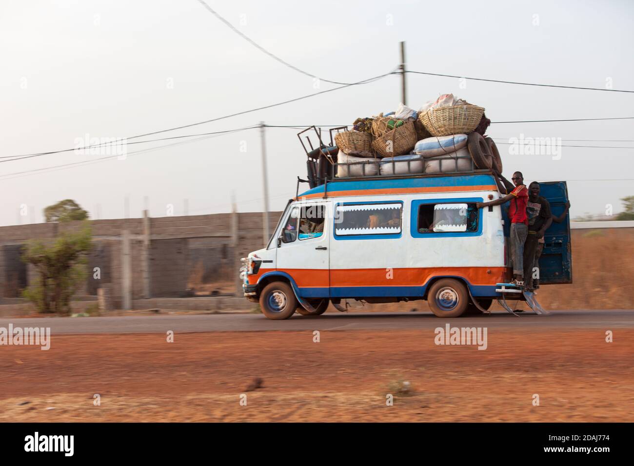 Selingue, Mali, le 25 avril 2015; Selingue, Mali, le 25 avril 2015; UN bus chargé quitte la ville. Banque D'Images