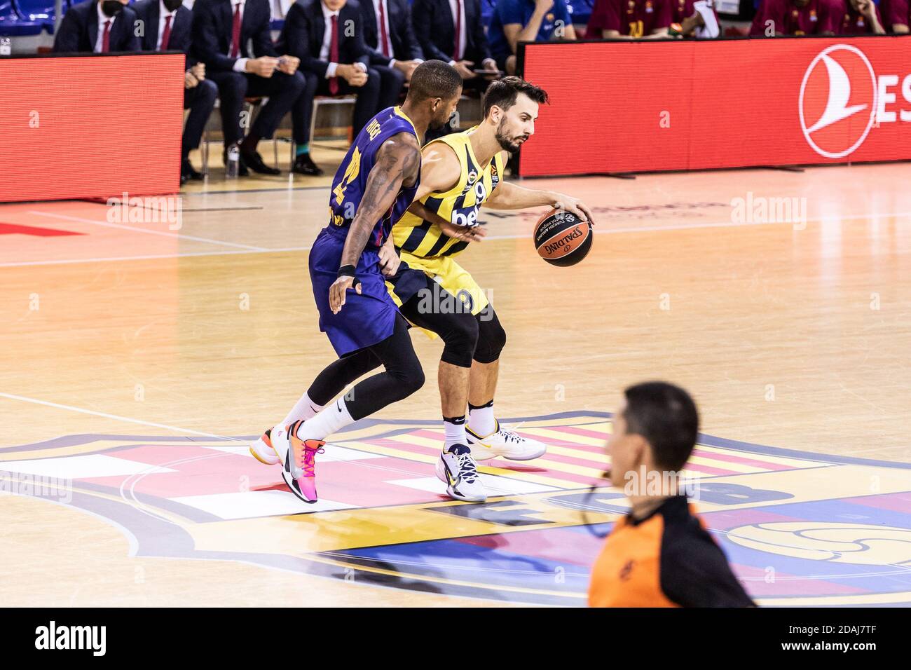 Leo Westermann de Fenerbahce Beko Istambul et Cory Higgins de FC Barcelone pendant la Turkish Airlines EuroLeague basketball / LM Banque D'Images