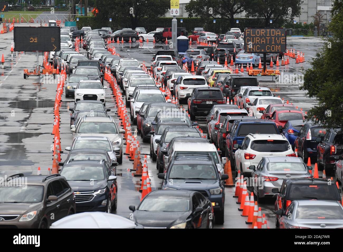 Miami Gardens, Floride, États-Unis. 12 novembre 2020. Des voitures sont en file d'attente au coronavirus (COVID-19) qui conduit sur le site d'essai, installé dans le stationnement du Hard Rock Stadium, la Floride ayant signalé plus de 5,838 nouveaux cas de COVID-19 le 12 novembre 2020 à Miami Gardens, en Floride. Crédit : Mpi04/Media Punch/Alamy Live News Banque D'Images