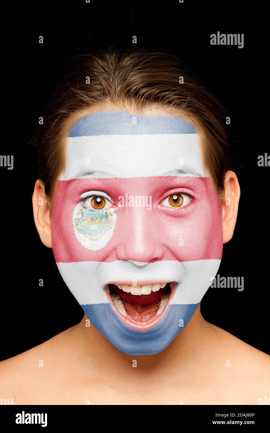 Portrait de fille avec drapeau costaricain peint sur elle face Banque D'Images