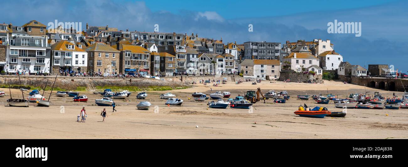 Boutiques, restaurants et bâtiments sur le front de mer de St Ives et le sable du port, Cornwall, Royaume-Uni Banque D'Images