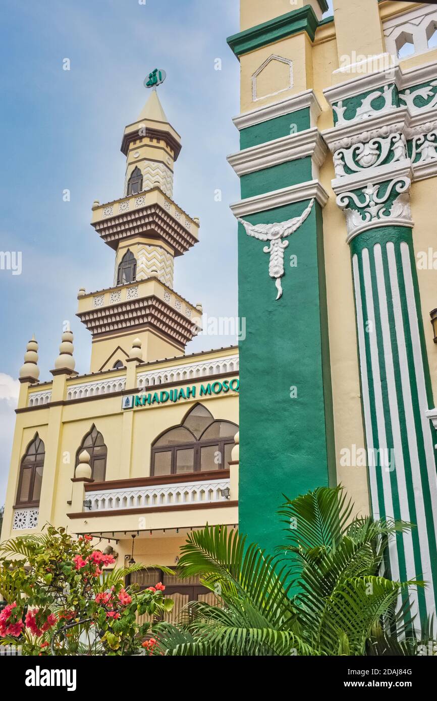 Minaret et décorations murales à la mosquée Khadijah (Masjid Kadirah) dans la route Geylang, dans la région traditionnellement majoritairement musulmane / Malay Geylang, Singapour Banque D'Images