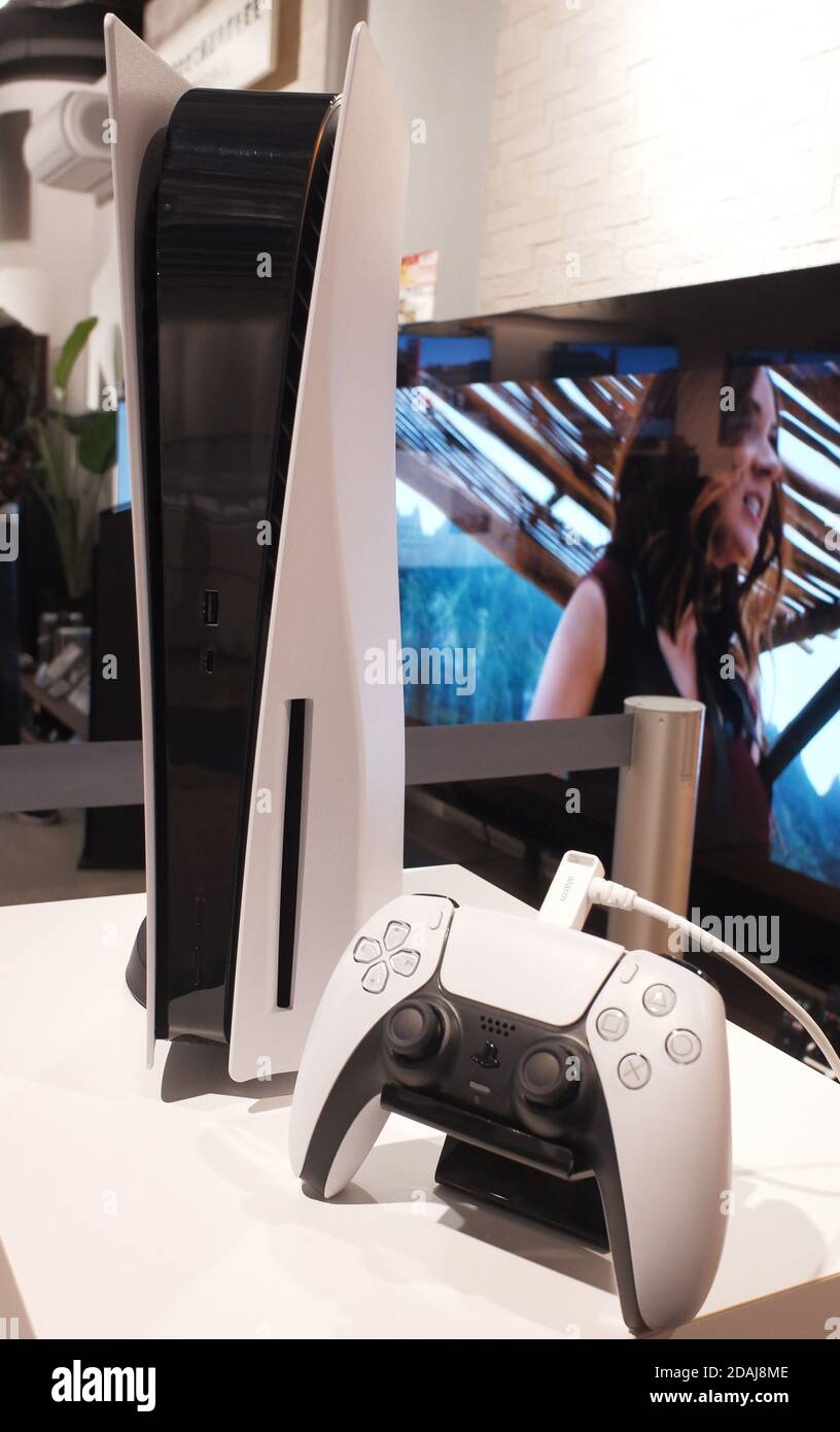 Tokyo, Japon. 13 novembre 2020. La nouvelle console de jeux vidéo  PlayStation5 (PS5) du géant japonais de l'électronique est exposée dans la  salle d'exposition de la société à Tokyo le vendredi 13